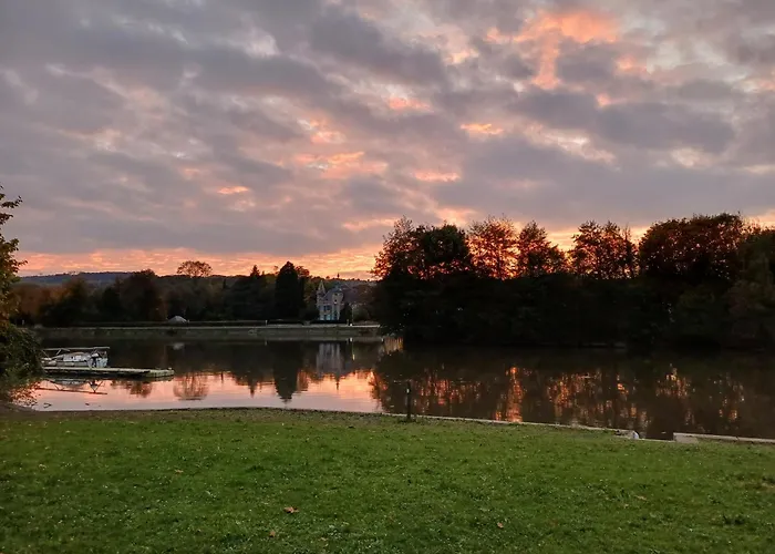 Le Du Renard, à Côté De La Meuse Et Dinant